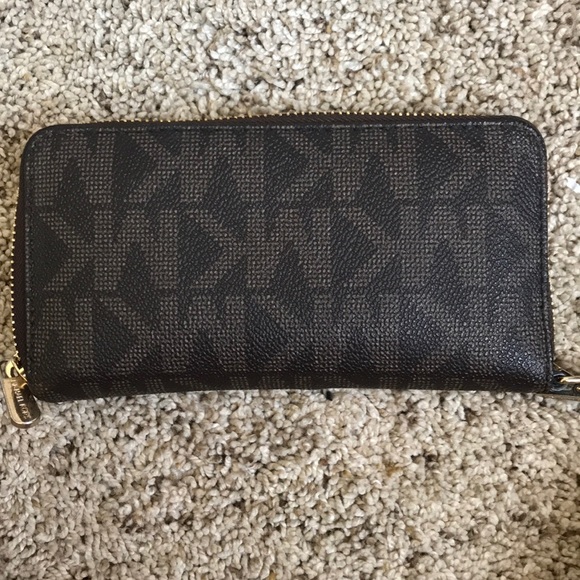 Gently used Michael Kors wallet - Picture 3 of 4